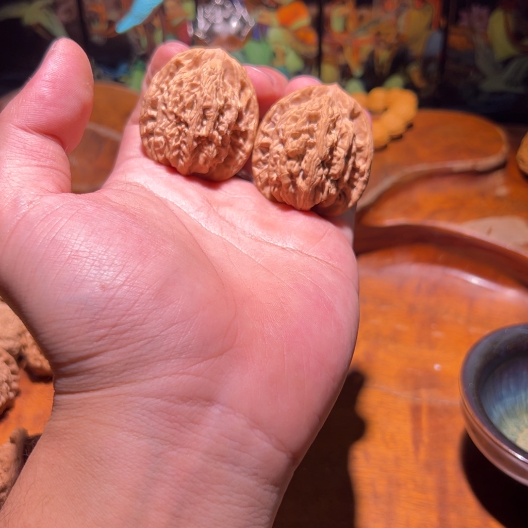 吊坠文玩核桃39全品麦虎，冲的时候水尖磕了下