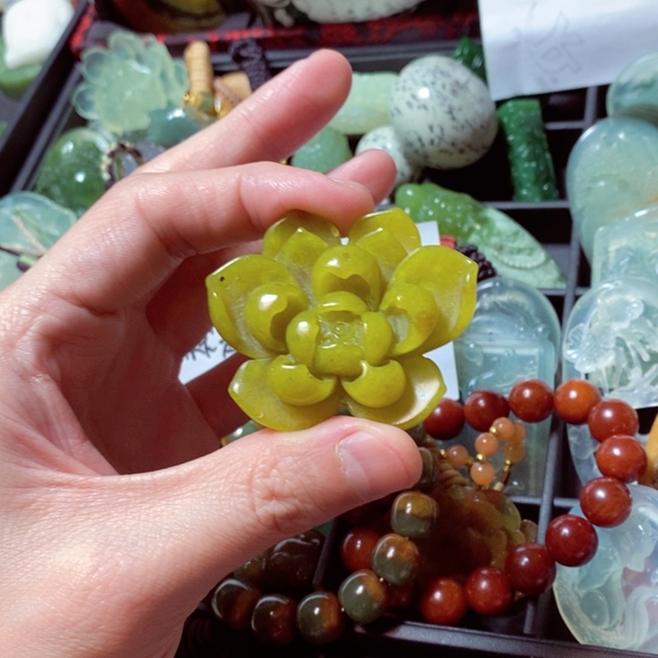 蛇纹石玉颈饰未镶嵌