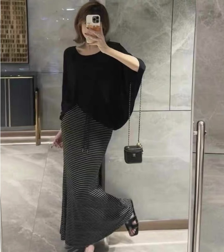 2025夏季新款超火时髦辣妹露肩超薄面膜t上衣+条纹鱼尾裙两件套女