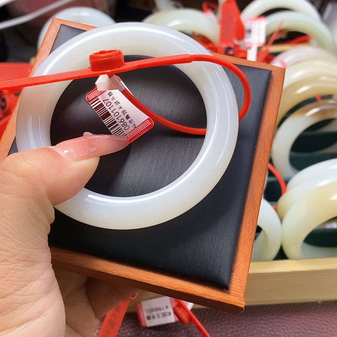 G***y和田玉未镶嵌手镯