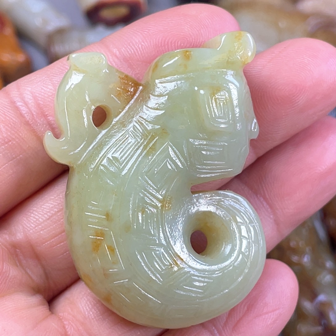 和田玉颈饰未镶嵌摄*…