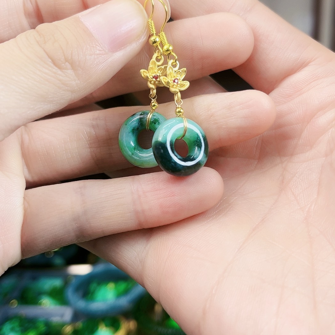 翡翠颈饰未镶嵌耳饰多样性