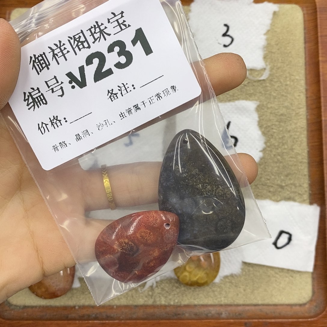石英质玉未镶嵌颈饰张*白