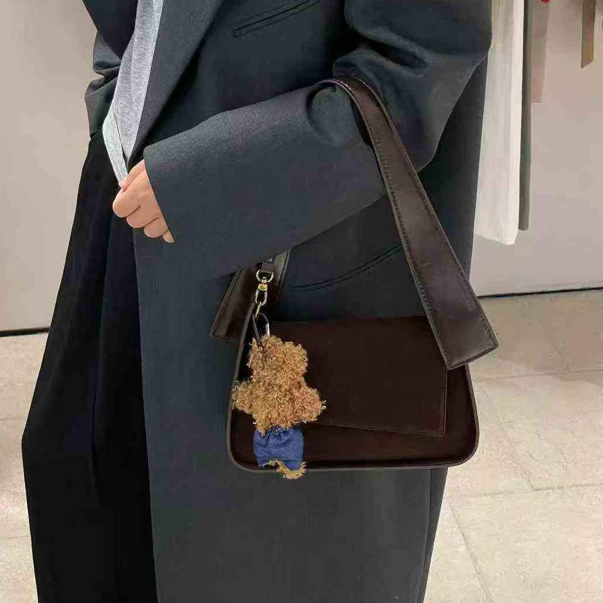 时尚腋下法棍包女包2025新款高级感百搭通勤翻盖磨砂皮单肩斜挎包