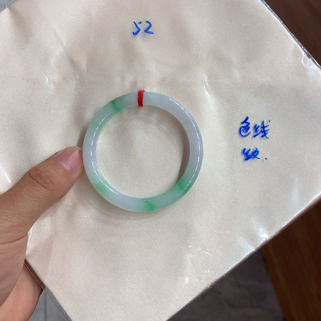 翡翠手镯未镶嵌翡翠
