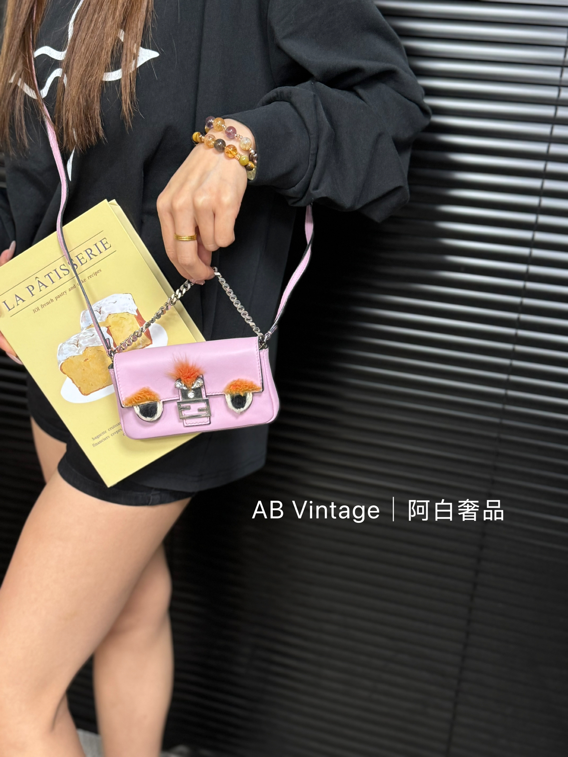 95新 FENDI/芬迪 阿白奢品/芬迪 粉色小怪兽mini单肩包