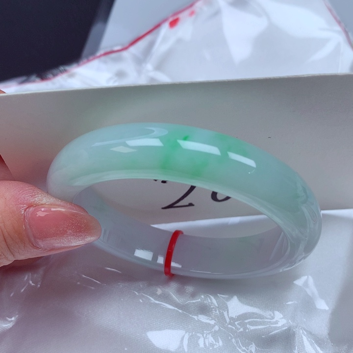 翡翠手镯未镶嵌翡翠