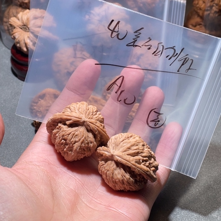 文玩核桃吊坠白狮子