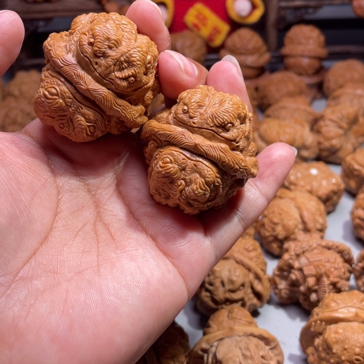 谷****狼蛤蟆头雕刻的金蟾