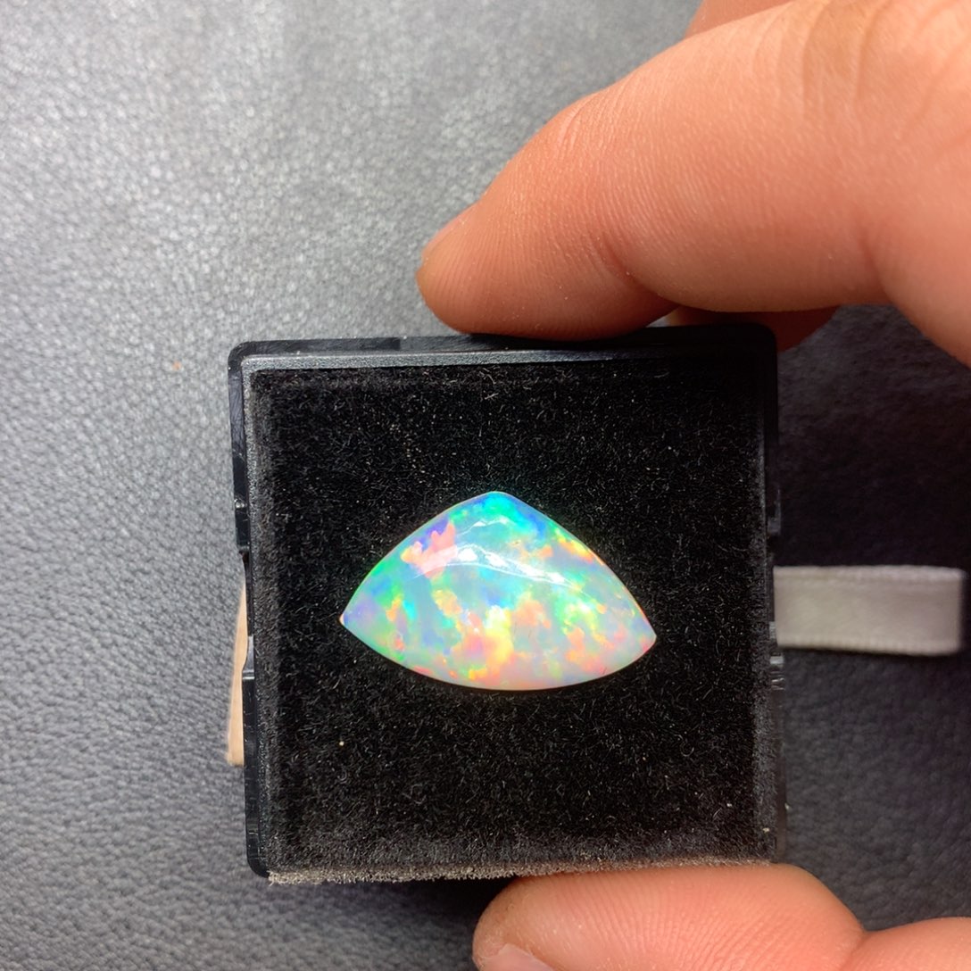 欧泊裸石未镶嵌6.76ct烟花彩