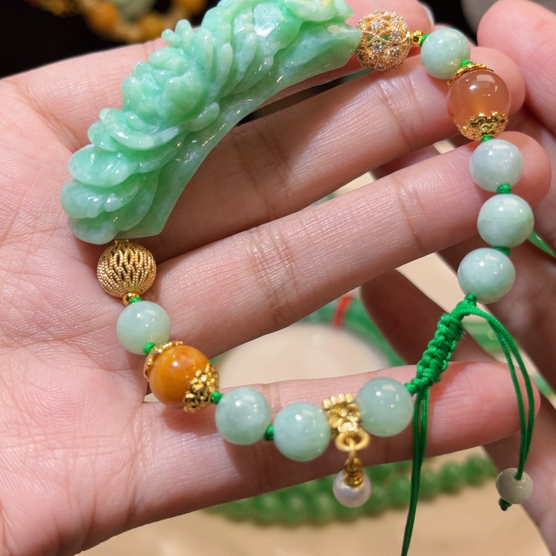 翡翠未镶嵌颈饰待编织