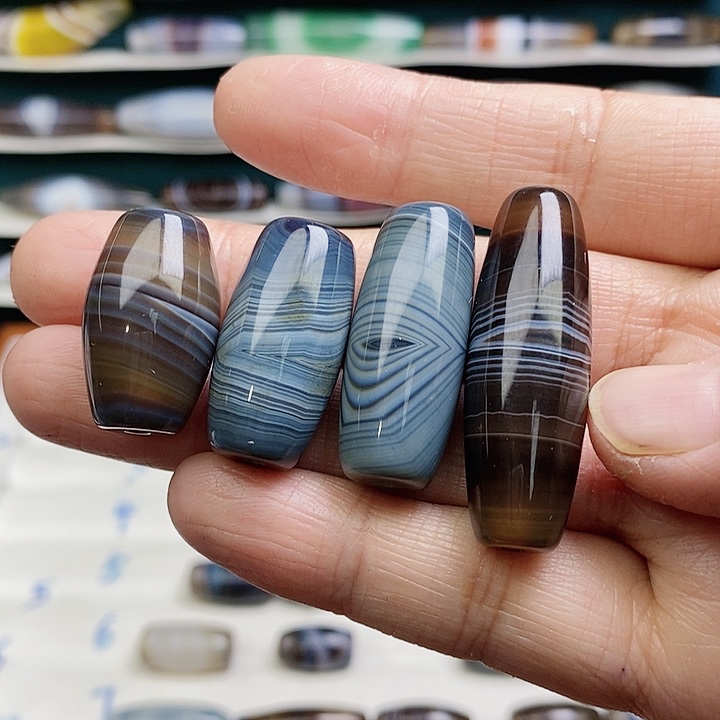 曹***）玛瑙/玉髓未镶嵌颈饰