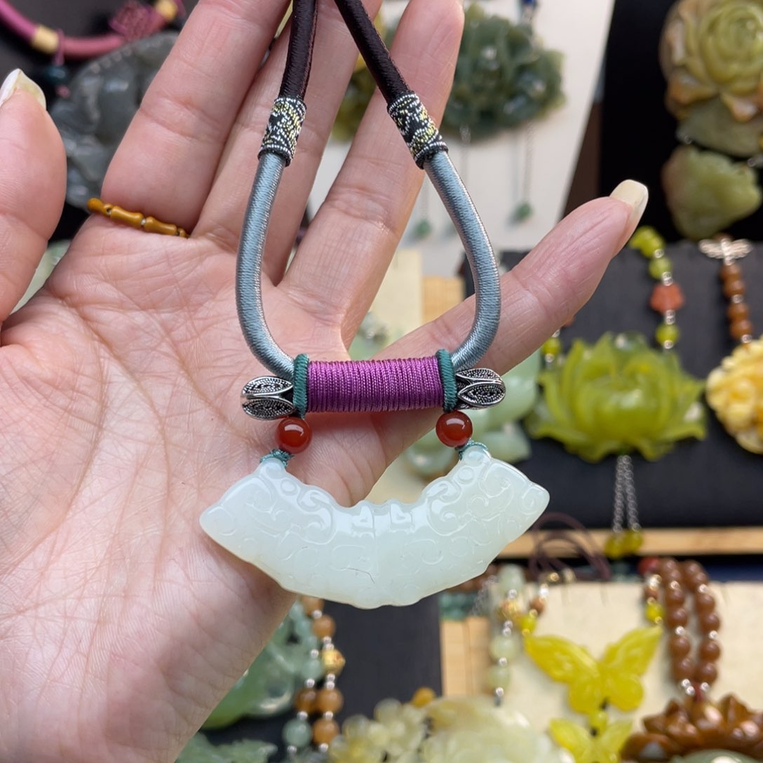 蛇纹石玉颈饰未镶嵌