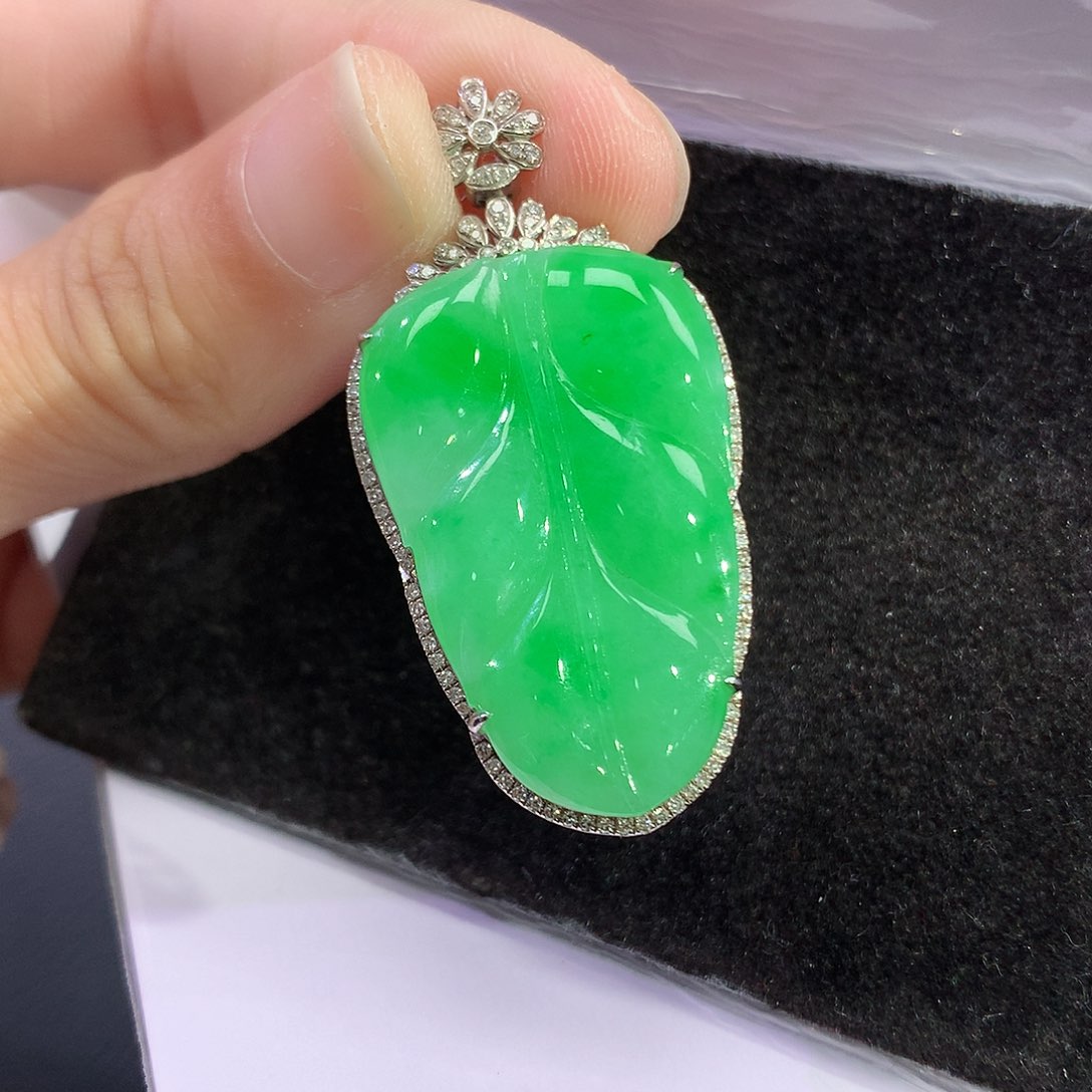 翡翠吊坠(赠链)18K金镶嵌