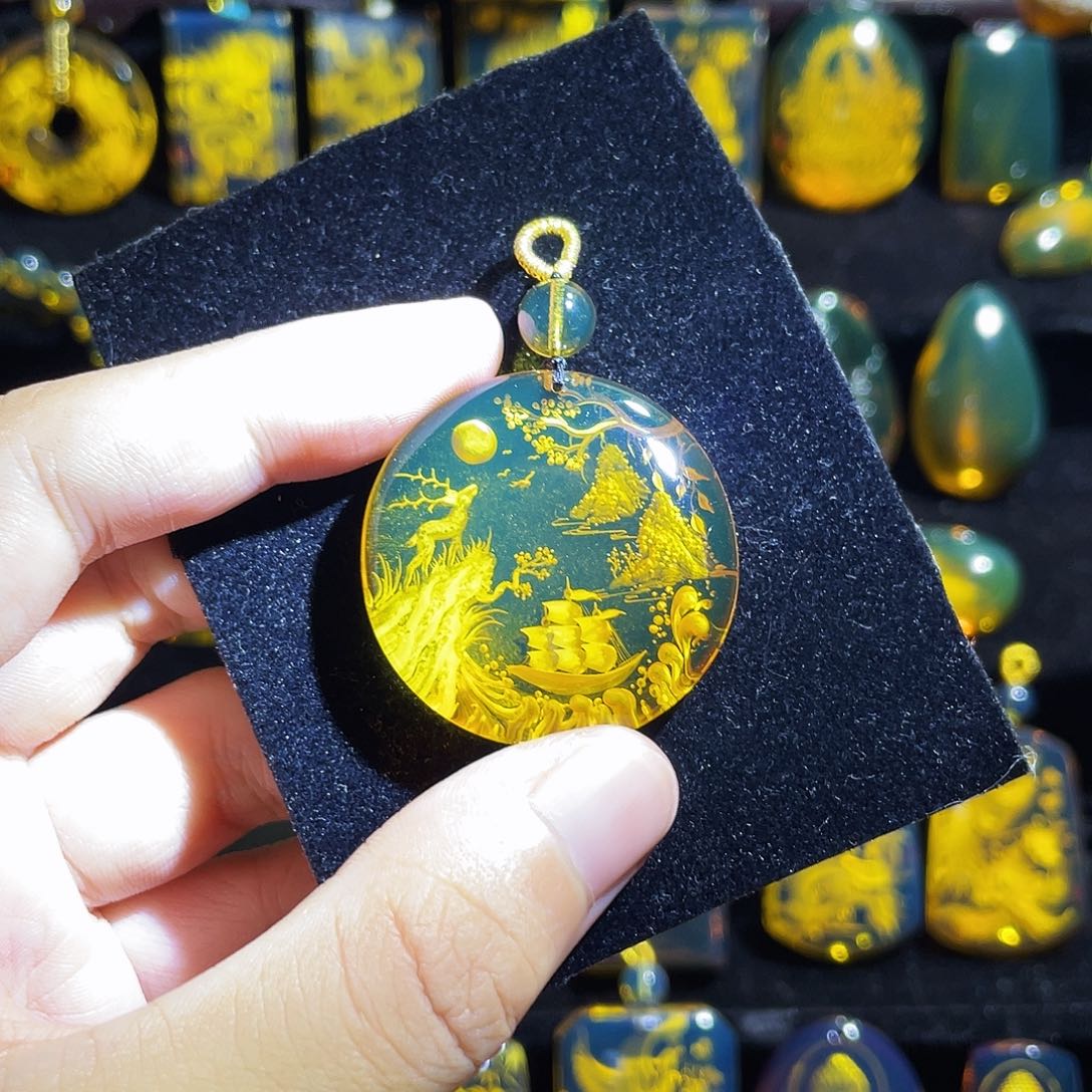 琥珀颈饰未镶嵌蓝珀帆船阴雕圆牌