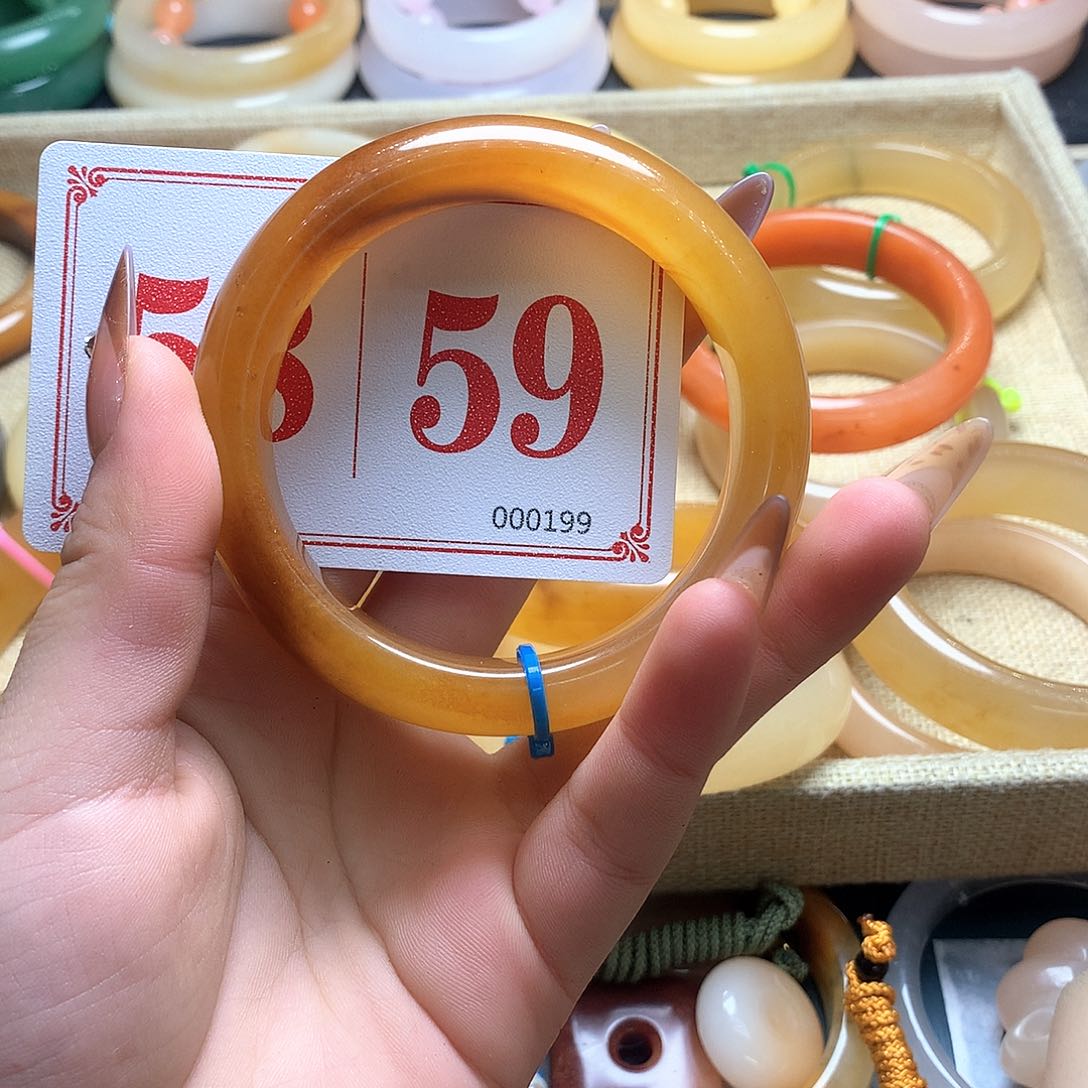 未镶嵌石英质玉（黄龙玉）手镯