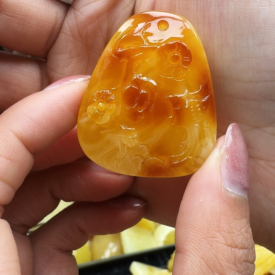 琥珀裸石未镶嵌……