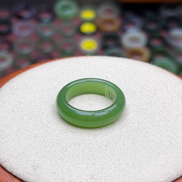 和田玉戒指未镶嵌16.9内径14圈辣阳绿