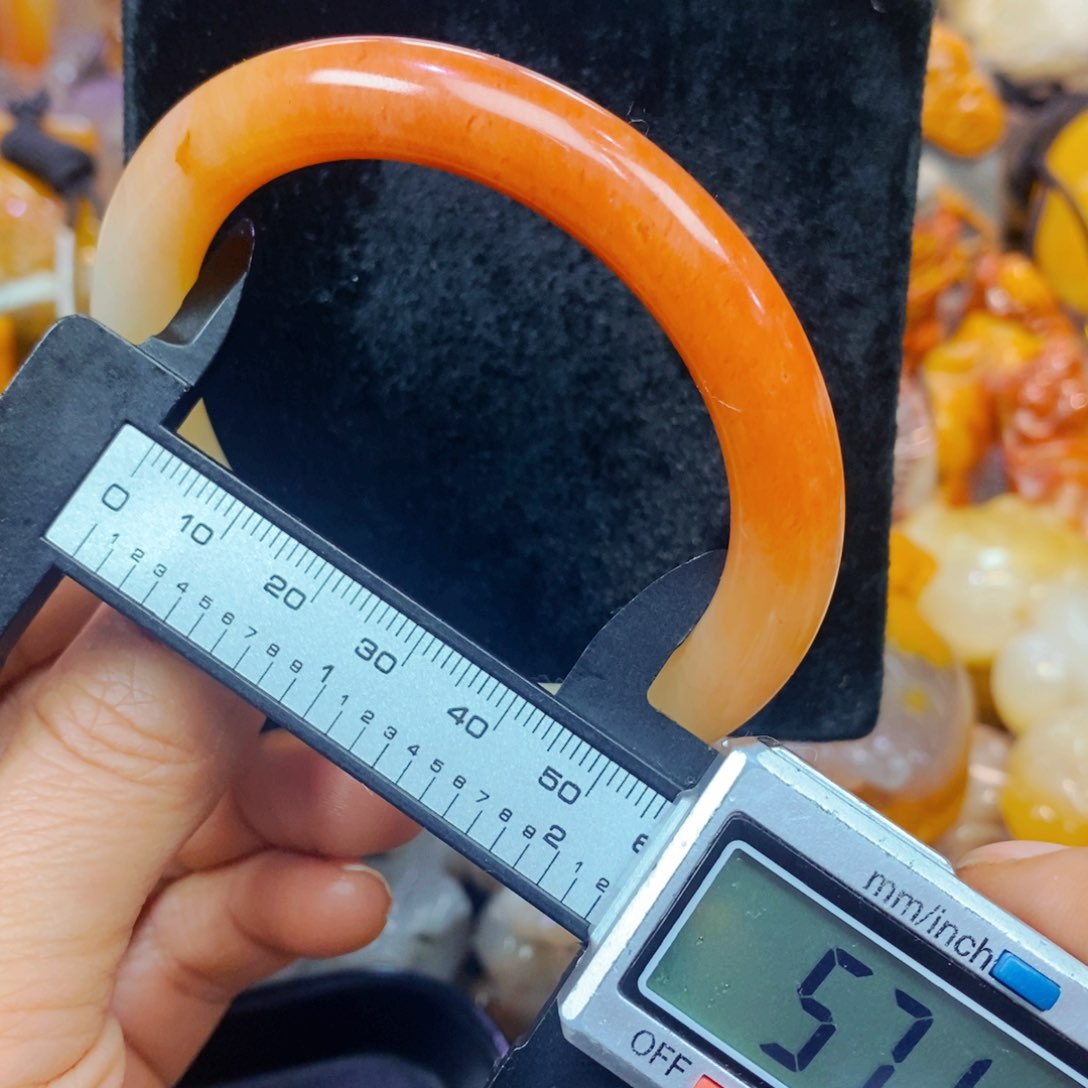 未镶嵌石英质玉（黄龙玉）颈饰