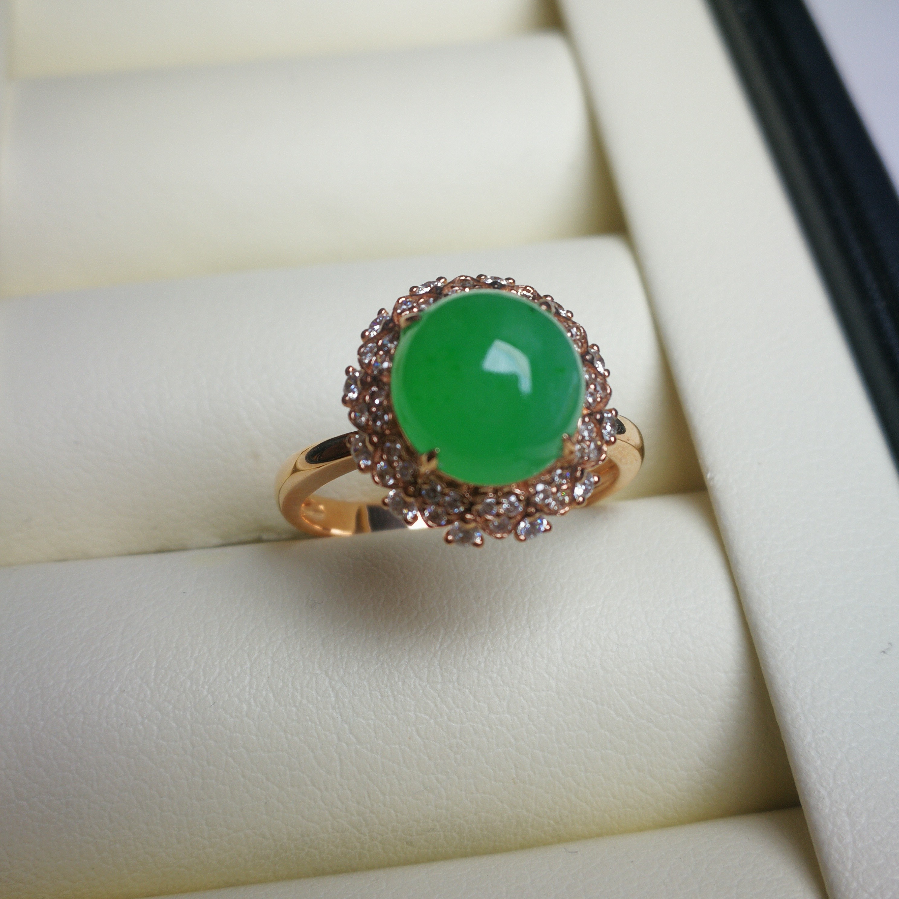 天然翡翠戒指，颜色甜美厚庄饱满，手捧花设计时尚洋气