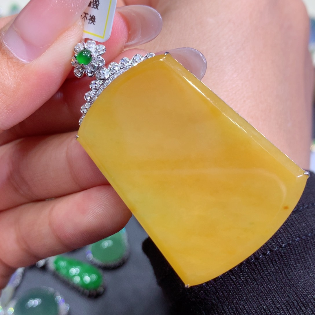 翡翠吊坠(赠链)18K金镶嵌