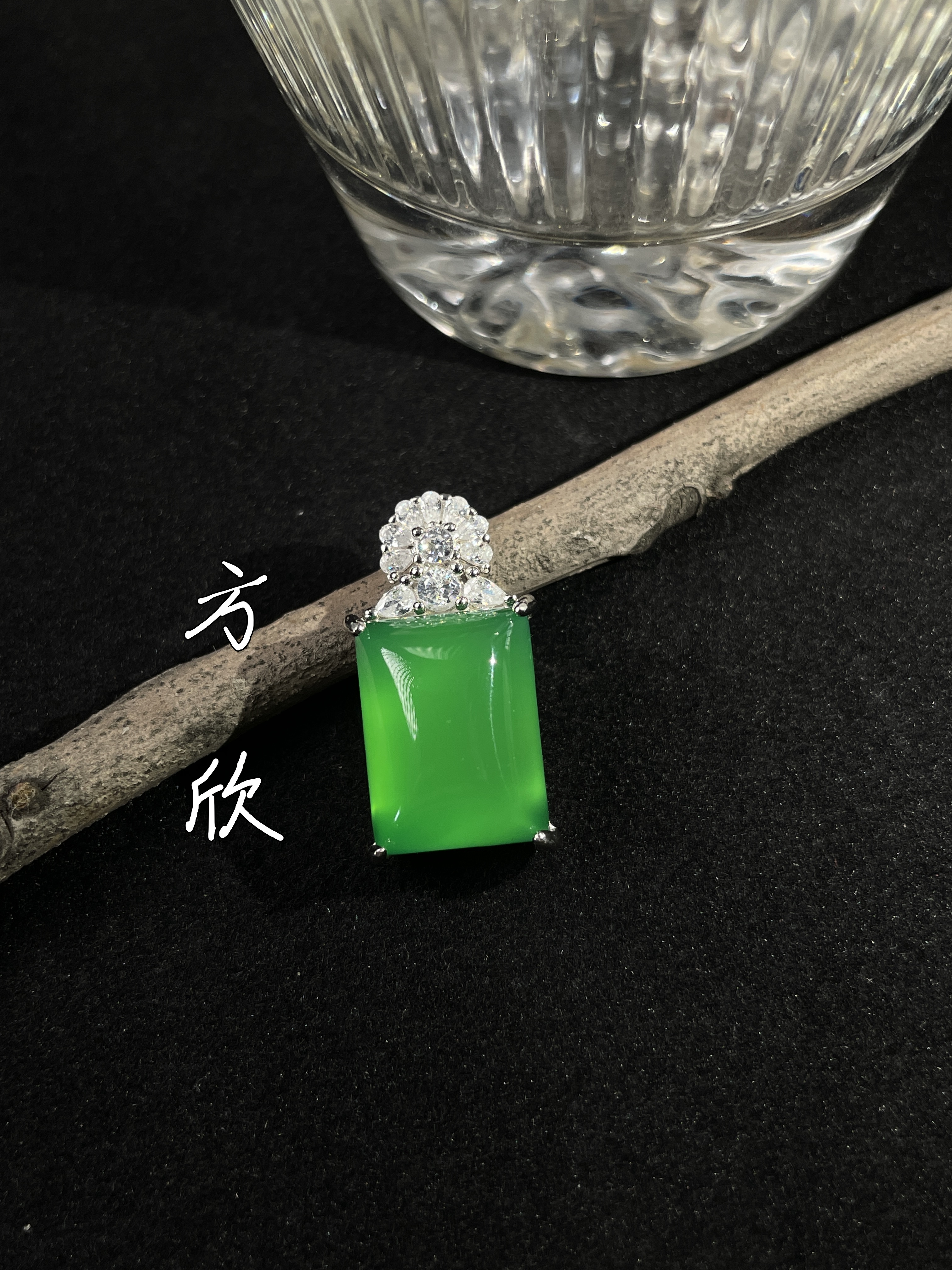 （素诺）S925银镶天然玉髓满绿方切无事牌，时尚珠宝吊坠