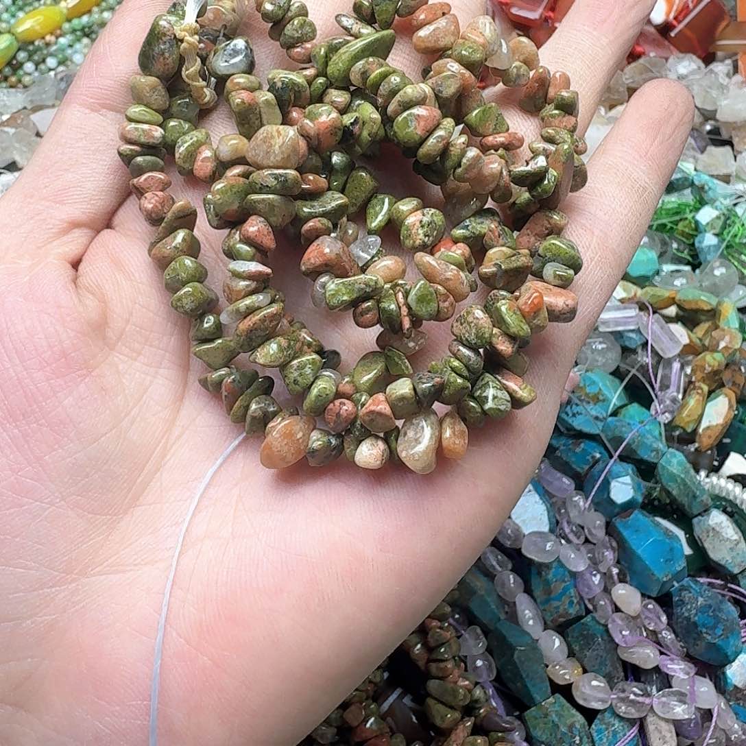 玛瑙/玉髓合金珠宝半成品一条花绿宝碎石