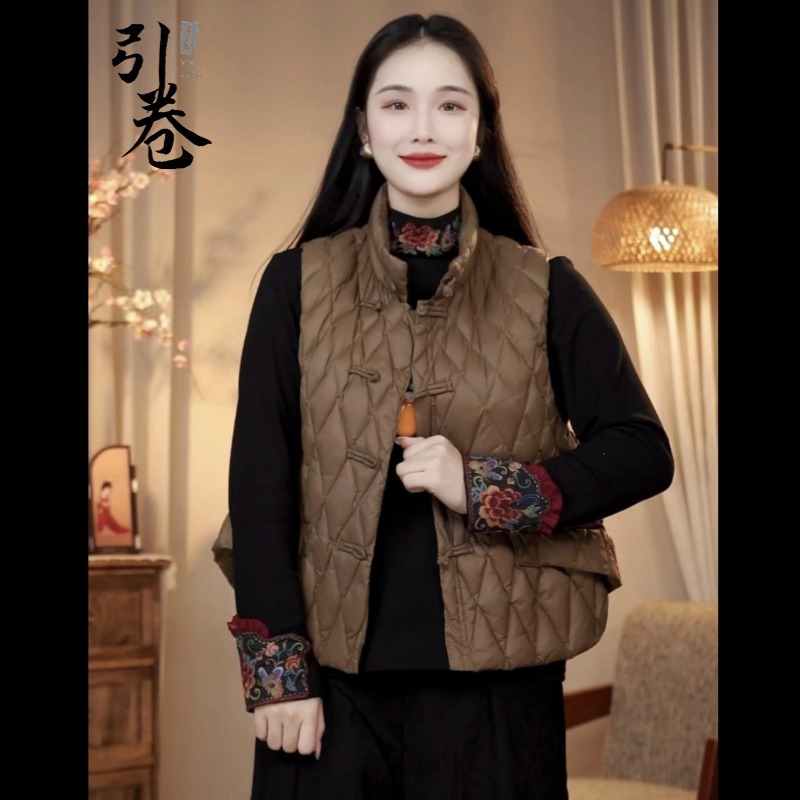 引卷  民族风羽绒马甲小A版宽松立领轻羽绒菱格盘扣坎肩