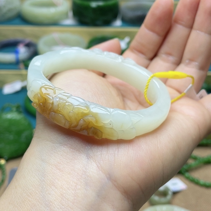 和田玉手镯56圈口。编号37贵妃镯未镶嵌梅*木