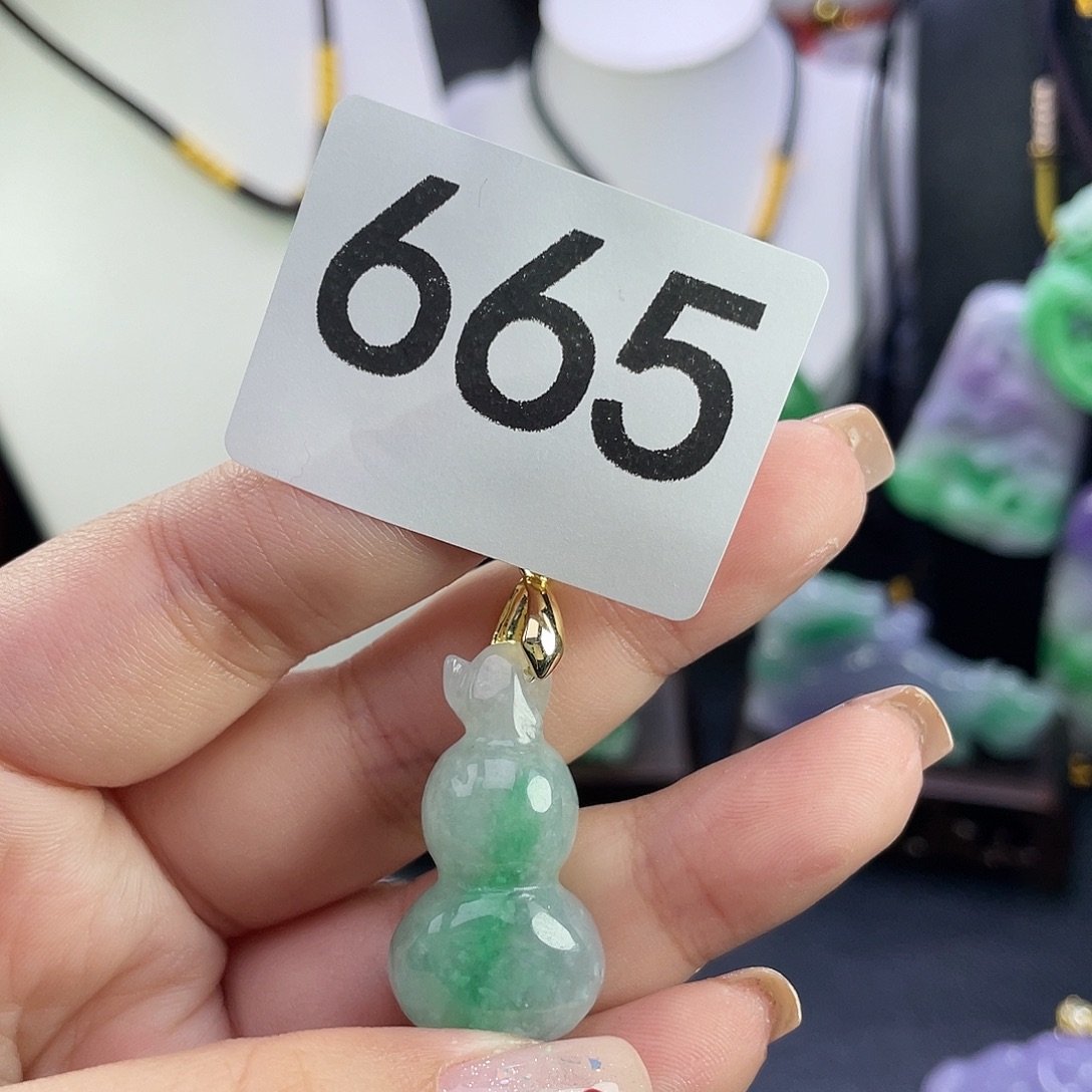 翡翠未镶嵌吊坠(赠链)