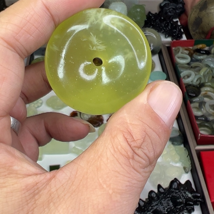 悬***轴岫玉未镶嵌颈饰顶级冰料水草