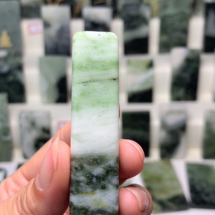 独山玉未镶嵌颈饰