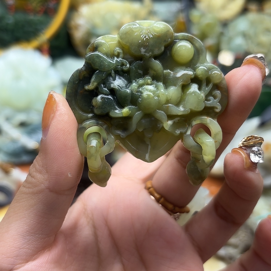 蛇纹石玉未镶嵌吊坠