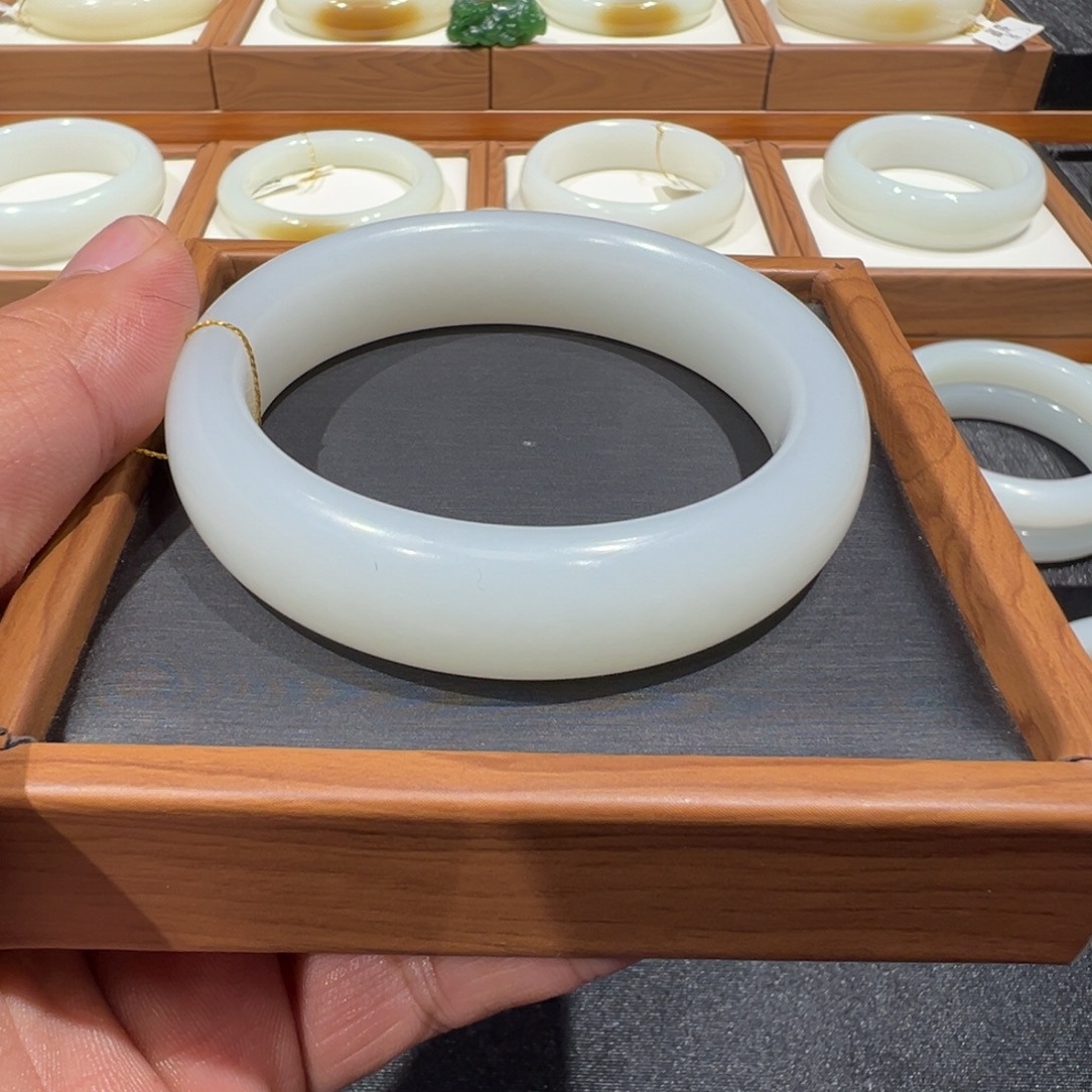 和田玉未镶嵌手镯