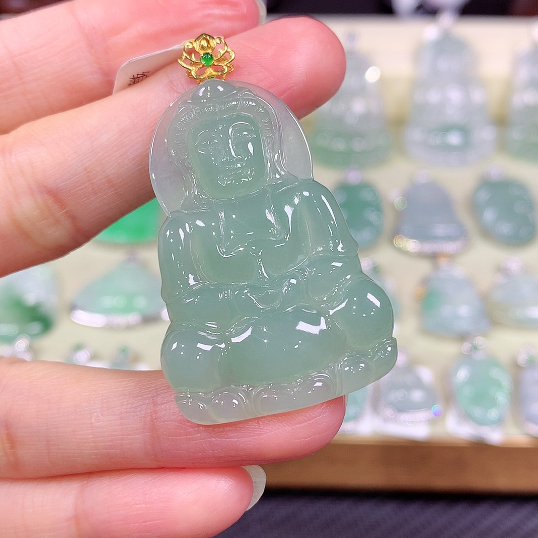 翡翠18K金镶嵌颈饰观音
