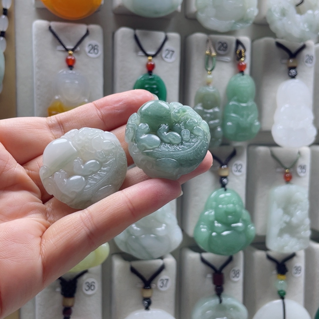 石英质玉（金丝玉）未镶嵌颈饰