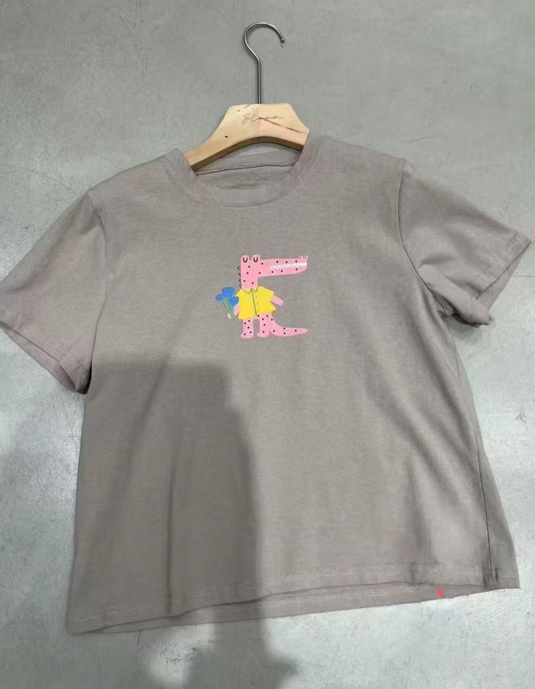 【奈野喜】韩国正品代购 /拿花鳄鱼卡通短袖T【NO退NO换】