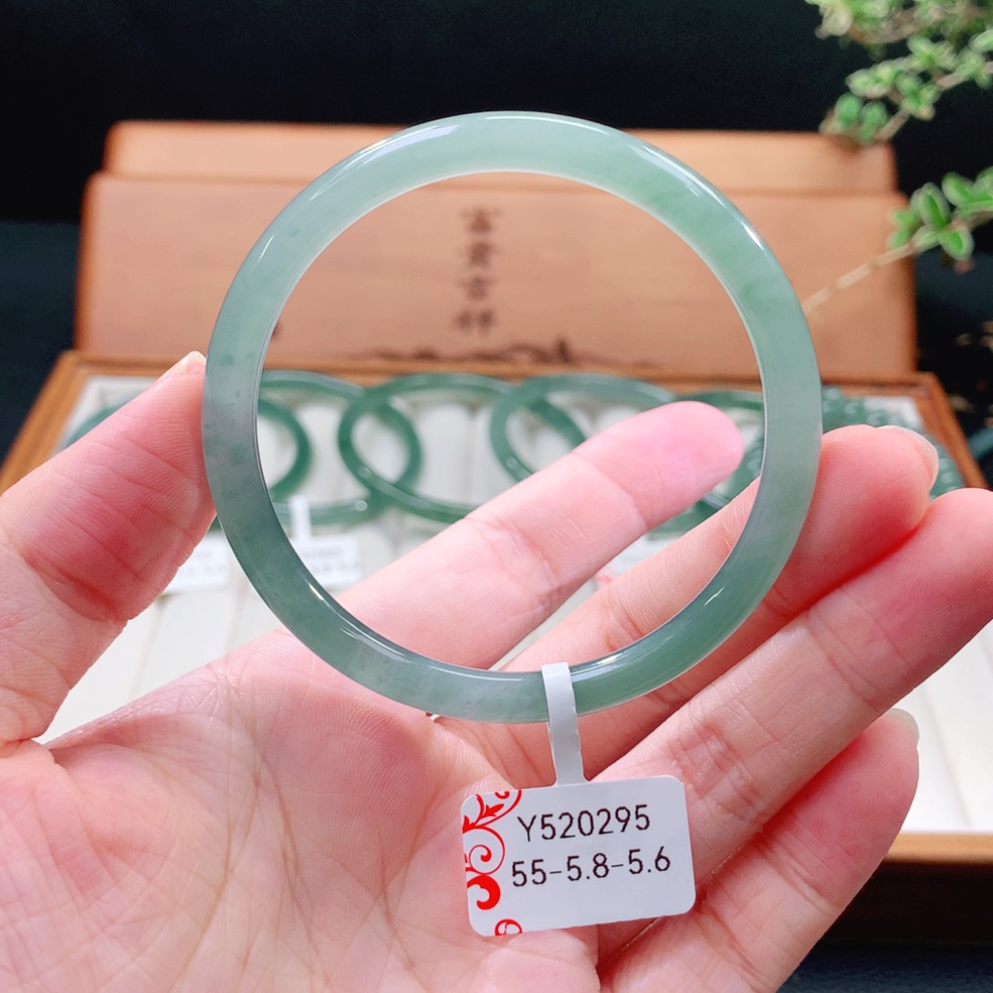 翡翠手镯（圆镯）未镶嵌