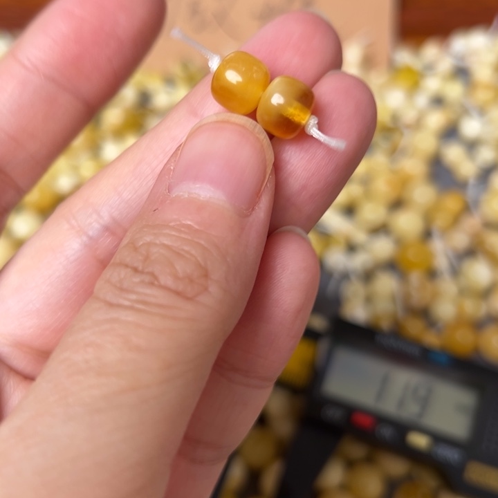 蜜蜡未镶嵌裸石8.1mm一对