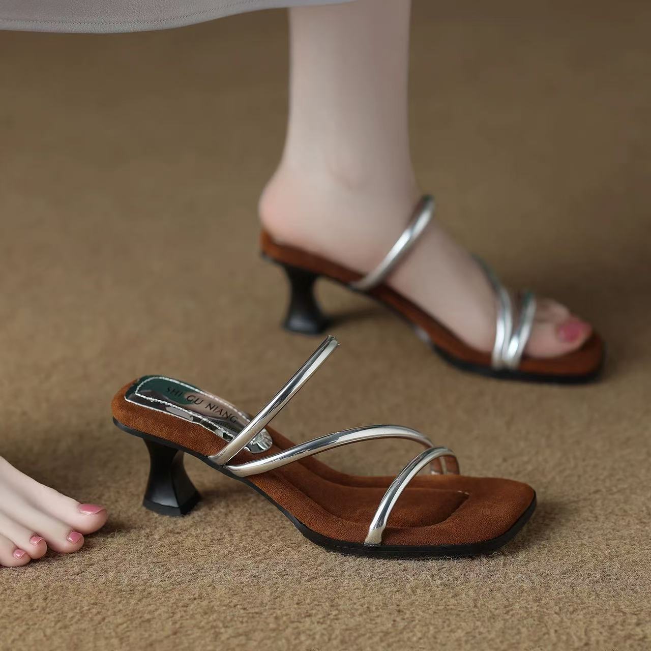 跟高4cm/3025/手工真皮细带子一脚蹬防滑凉鞋