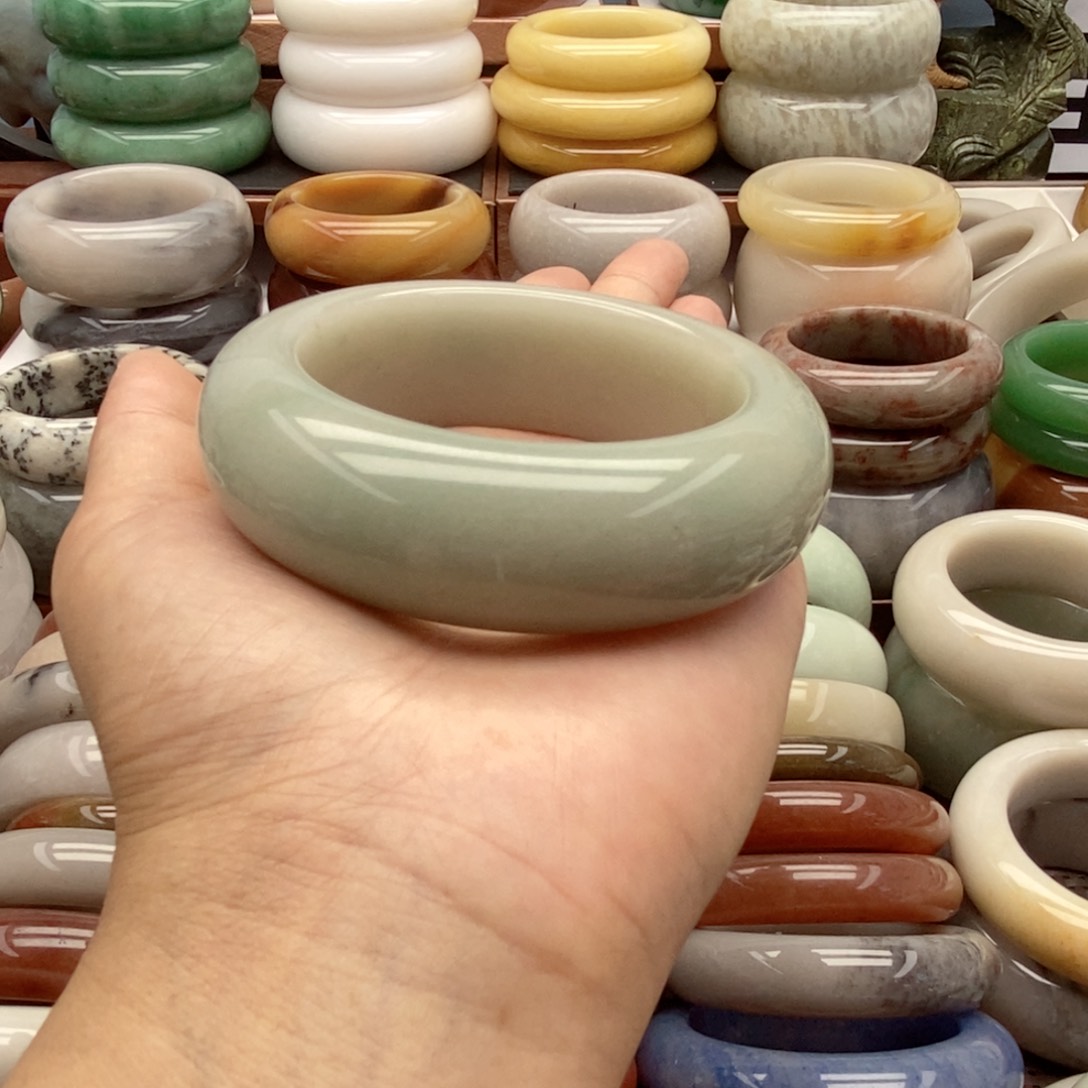 石英质玉（佘太翠）手镯未镶嵌小*盖