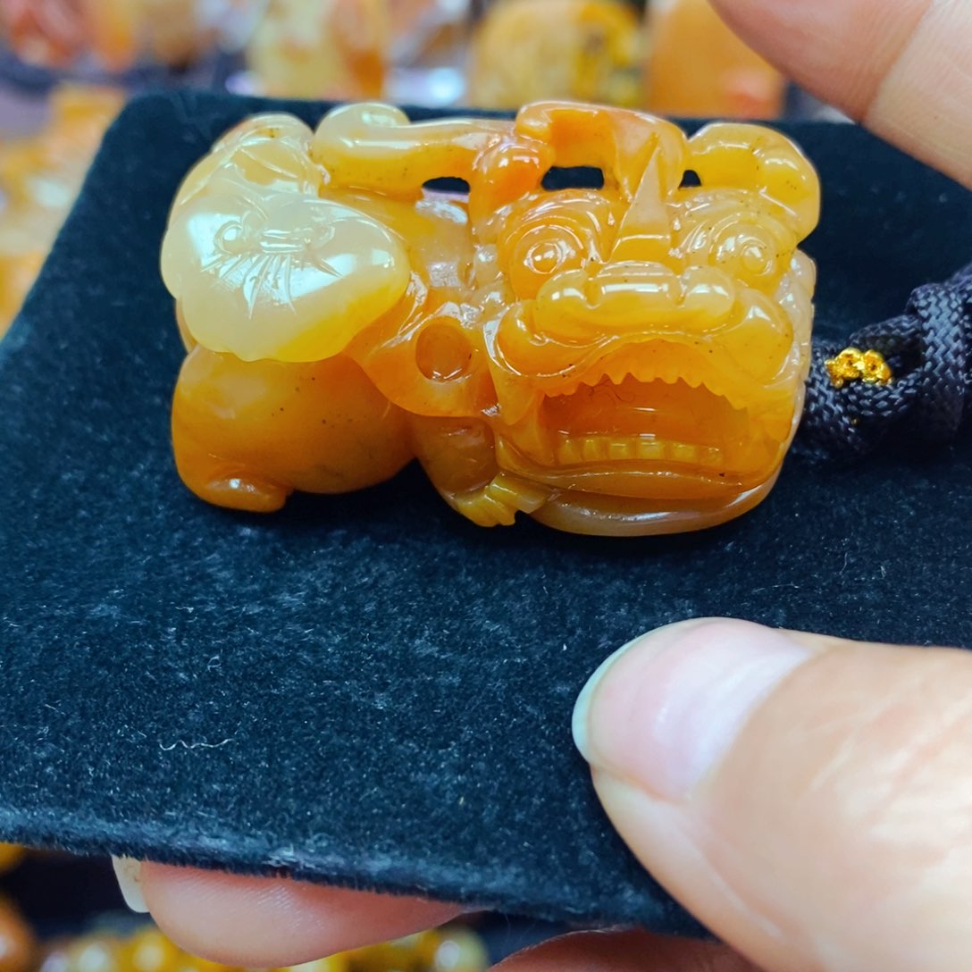 未镶嵌石英质玉（黄龙玉）颈饰