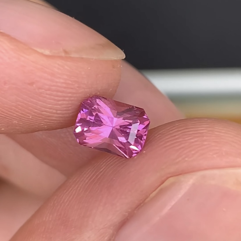 天然坦桑尼亚Malaya石榴石 1.23ct 雷迪恩精工切割满火彩 5×6.6