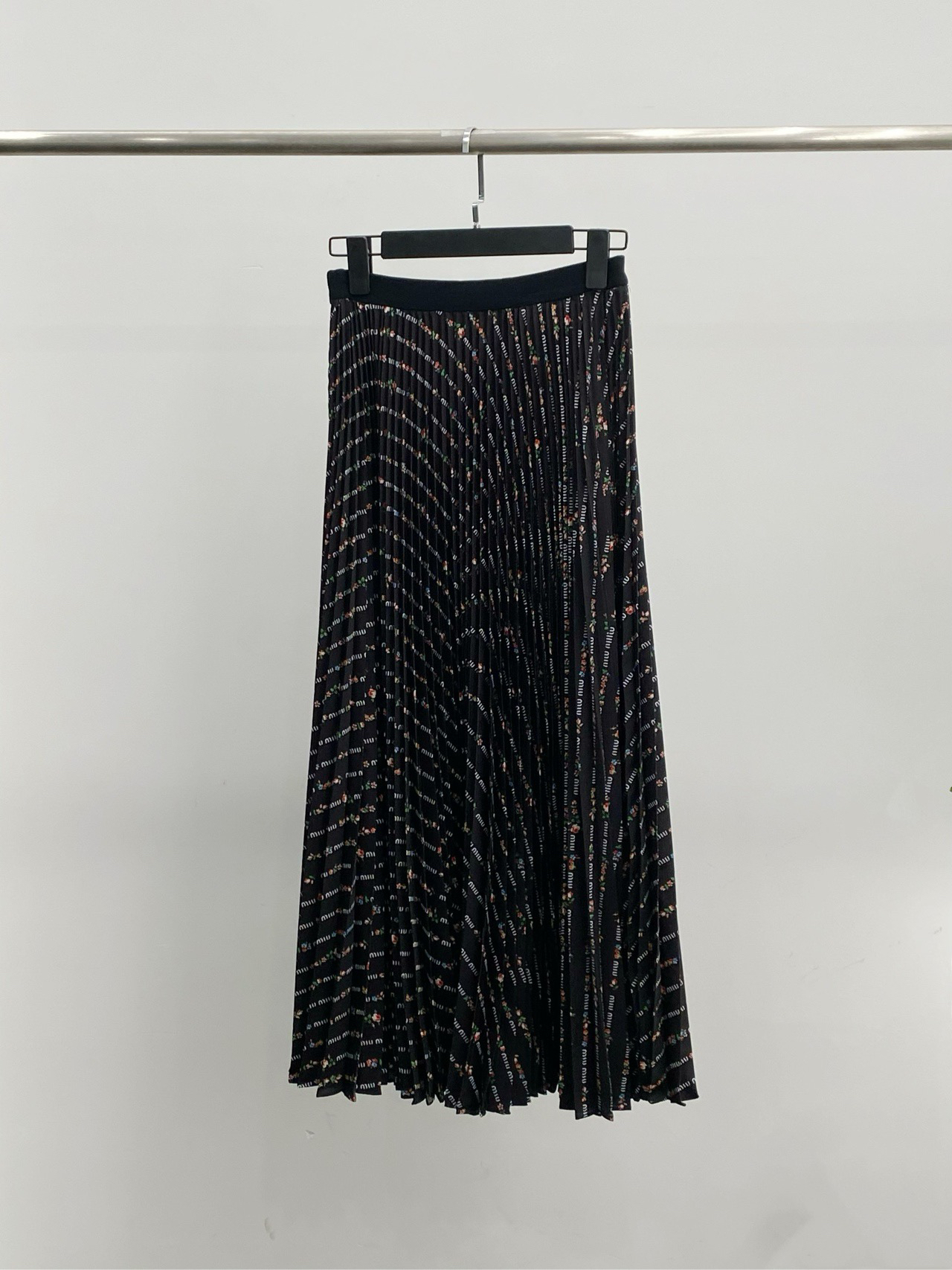 全新未使用 MIU MIU/缪缪 sm 黑色满印百褶半身裙 42码