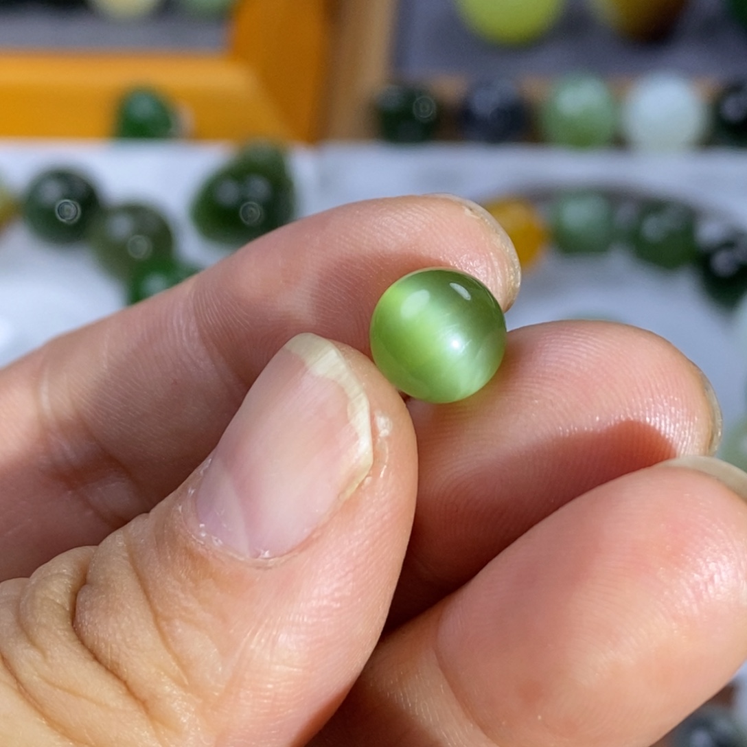 德***！和田玉裸石卡8绿猫眼