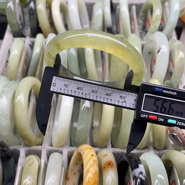 蛇纹石玉未镶嵌手镯240