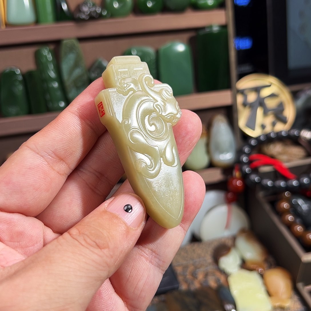 和田玉颈饰未镶嵌工作室红标精雕款蓝皮黄口肉料螭龙玉戈