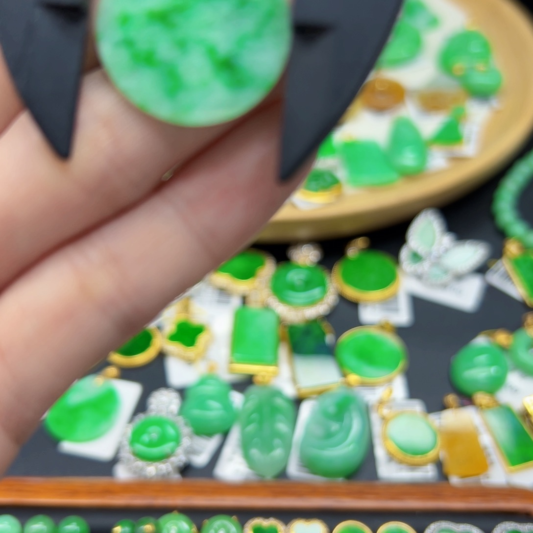 翡翠颈饰18K金镶嵌天然缅料A货一件