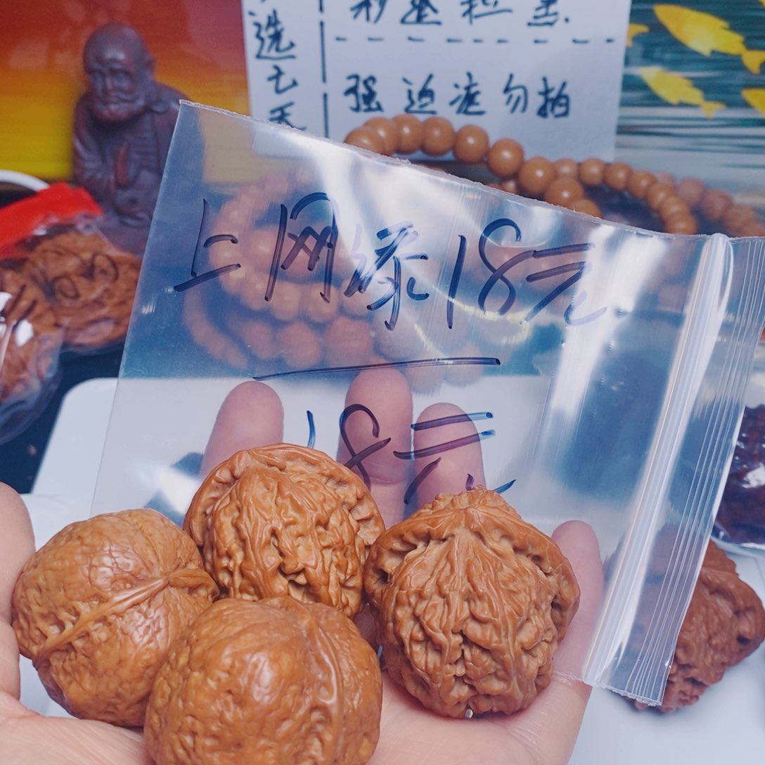 桃核吊坠上***-俩对白铁