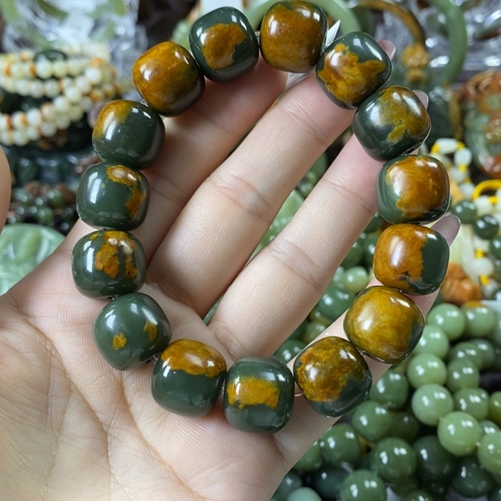 透闪石质玉手串未镶嵌谁****狸